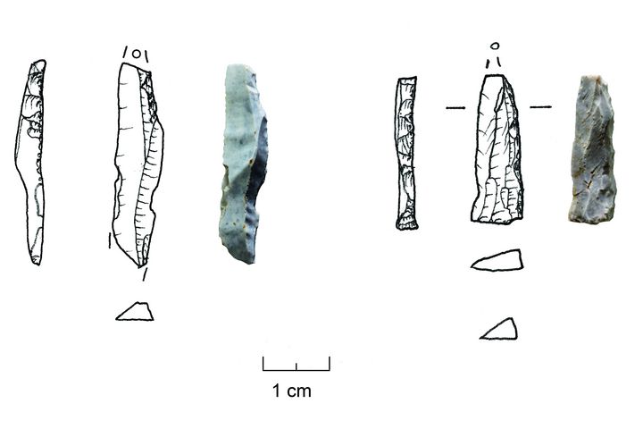 Zwei 2-3 cm große Fragmente von rund 13.000 Jahre alten Pfeilspitzen aus Feuerstein, sogenannten "Federmessern"eben Fotos wurden detaillierte Zeichnungen angefertigt © Wolfgang Heuschen 