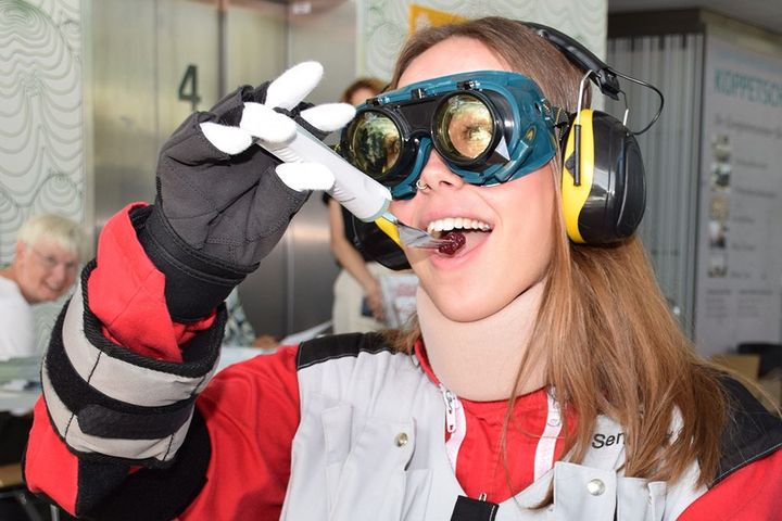 Universitätsklinikum Düsseldorf – Pflege-Auszubildende testet den Alterssimulationsanzug beim Aktionstag „Alter und Demenz“ / Foto: UKD Universitätsklinikum Düsseldorf – Pflege-Auszubildende testet den Alterssimulationsanzug beim Aktionstag „Alter und Demenz“ / Foto: UKD