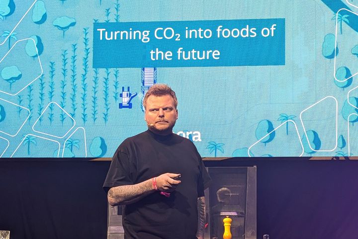Visionär auf der Bühne: Rasmus Munk erklärt, wie CO₂ zur Basis künftiger Nahrungsmittel werden kann. / Foto: Stefan Scholz, NDOZ Visionär auf der Bühne: Rasmus Munk erklärt, wie CO₂ zur Basis künftiger Nahrungsmittel werden kann. / Foto: Stefan Scholz, NDOZ