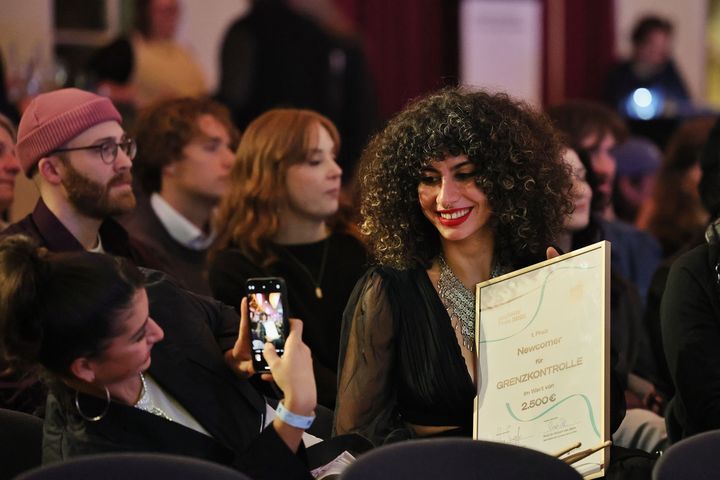 Strahlende Gewinnerin des PopNRW-Preises 2025: Grenzkontrolle erhielt den 1. Platz in der Kategorie „Newcomer“./ Foto: Klaus von Jackelmann Strahlende Gewinnerin des PopNRW-Preises 2025: Grenzkontrolle erhielt den 1. Platz in der Kategorie „Newcomer“./ Foto: Klaus von Jackelmann