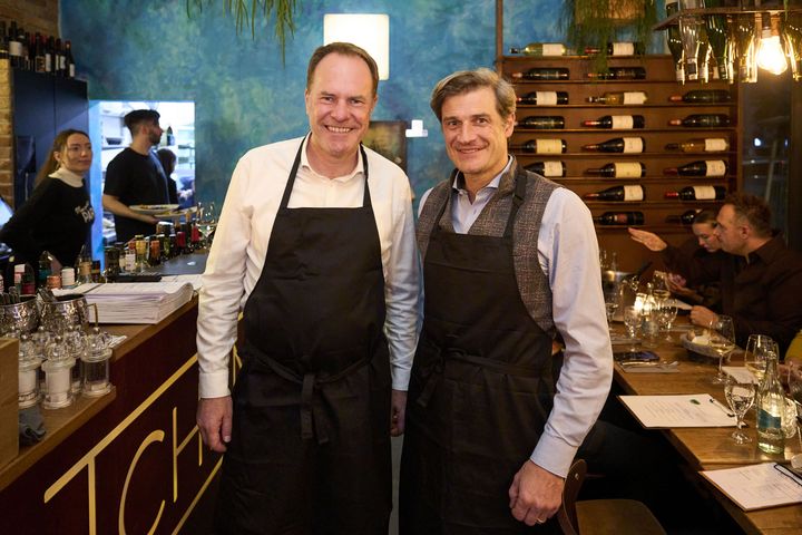/ Foto: Stadt Düsseldorf/Claus Langer Am Event "Chefs in Town" beteiligte sich auch die Wirtschaftsförderung Düsseldorf und organisierte einen besonderen Abend im Restaurant "The Kitchen": Dort ergänzten Oberbürgermeister Dr. Stephan Keller und Wirtschaftsdezernent Christian Zaum das Team hinter der Theke und im Service. / Foto: Stadt Düsseldorf/Claus Langer