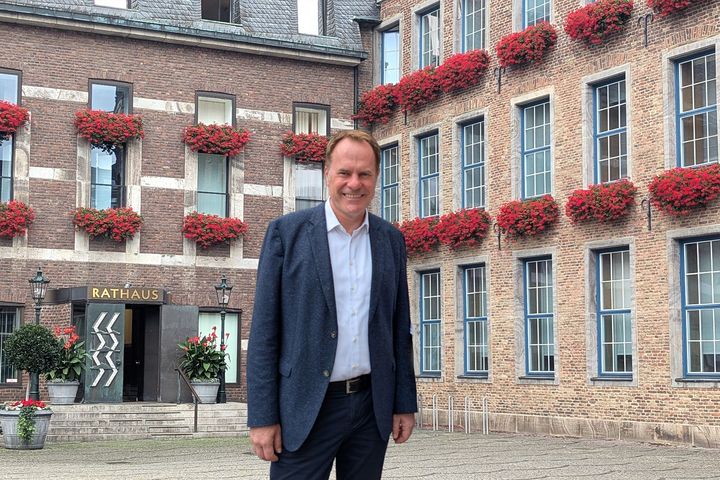 Dr. Stephan Keller vor dem Düsseldorfer Rathaus / Foto : Victor Scholz, NDOZ Dr. Stephan Keller vor dem Düsseldorfer Rathaus / Foto : Victor Scholz, NDOZ