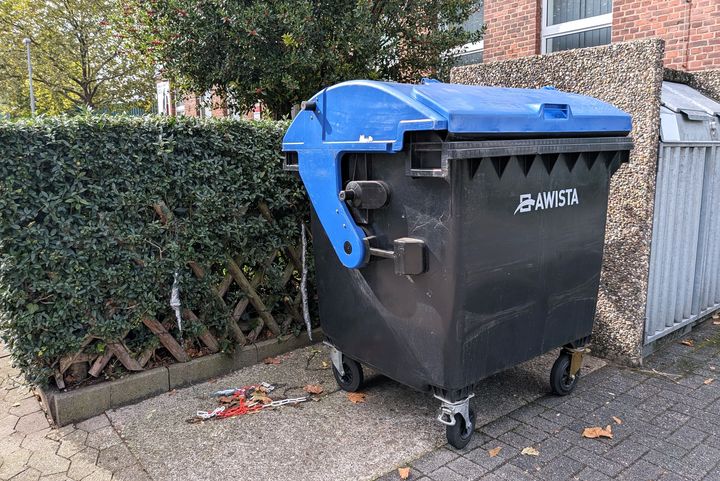 Blaue Papiertonne vor der NDOZ-Redaktion in Flingern Große schwarze Papiertonne mit blauem Deckel und AWISTA-Logo vor einem Wohnhaus in Düsseldorf-Flingern