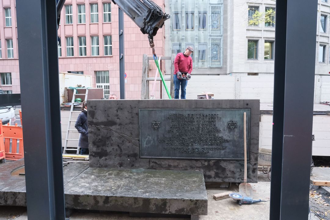 Am Dienstag, 29. Oktober 2024, kehrte der Gedenkstein wieder zurück © Landeshauptstadt Düsseldorf/Michael Gstettenbauer 