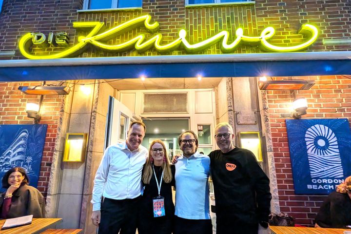 Chefs in Town bei Die Kurve in Düsseldorf Vier Personen stehen am Abend vor dem Restaurant Die Kurve in Düsseldorf; zu sehen sind unter anderem Oberbürgermeister Dr. Stephan Keller, Kerstin Rapp-Schwan und Gastronom Elad Peri.