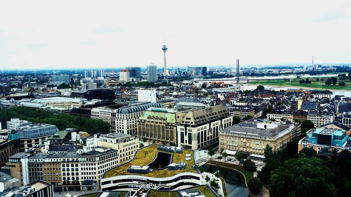 Blick-auf-Duesseldorf-und-Rhein