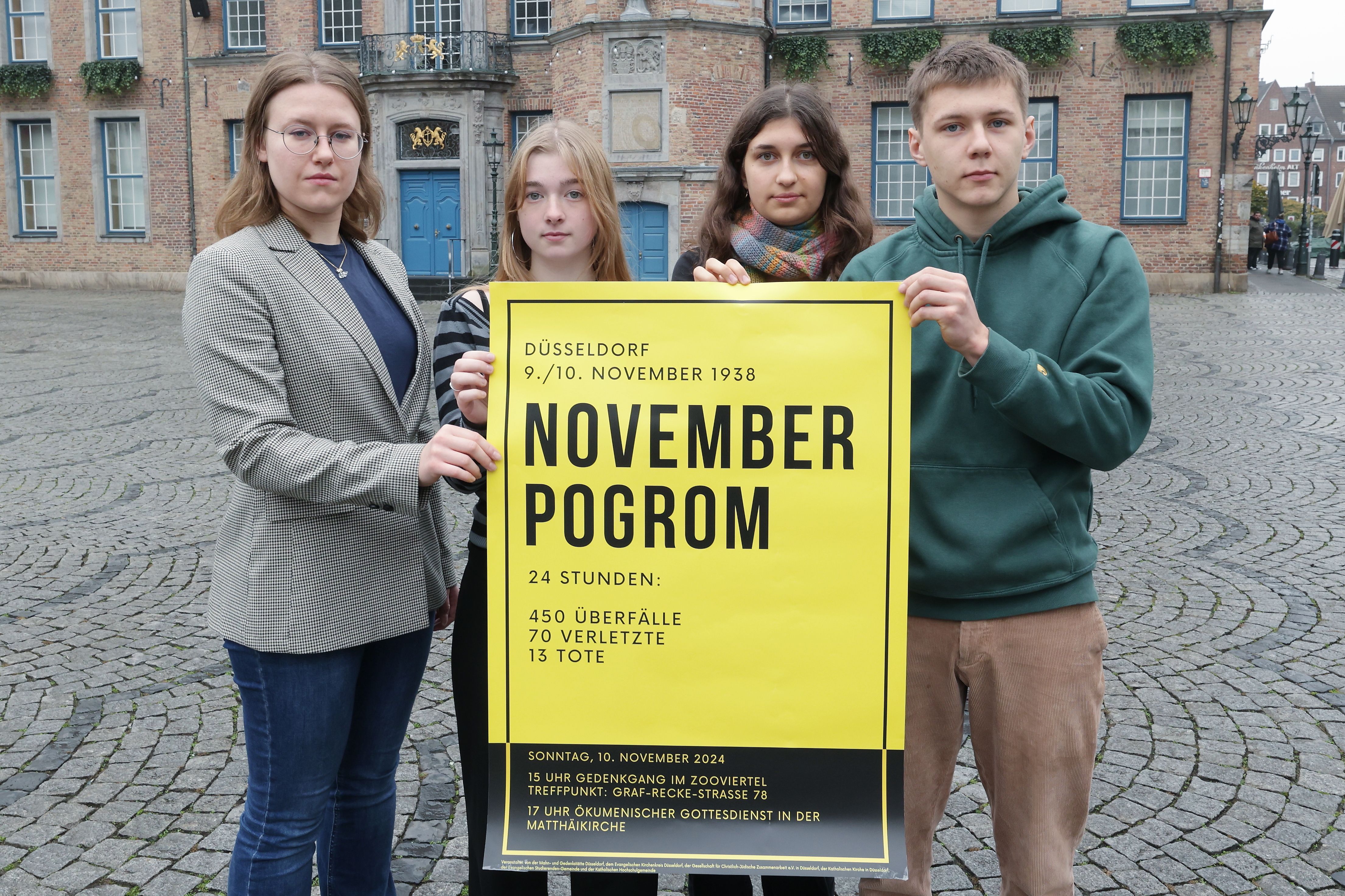 (V. l.) Lydia Müller, Marlena Treis, Oona Spyra und Anton Keisers, Projektteilnehmende des diesjährigen Gedenkrundgangs "Novemberpogrom 1938 im Zooviertel – Lebensgeschichten von Düsseldorfer*innen", der am Sonntag, 10. November, 15 Uhr stattfindet © Landeshauptstadt Düsseldorf/David Young 