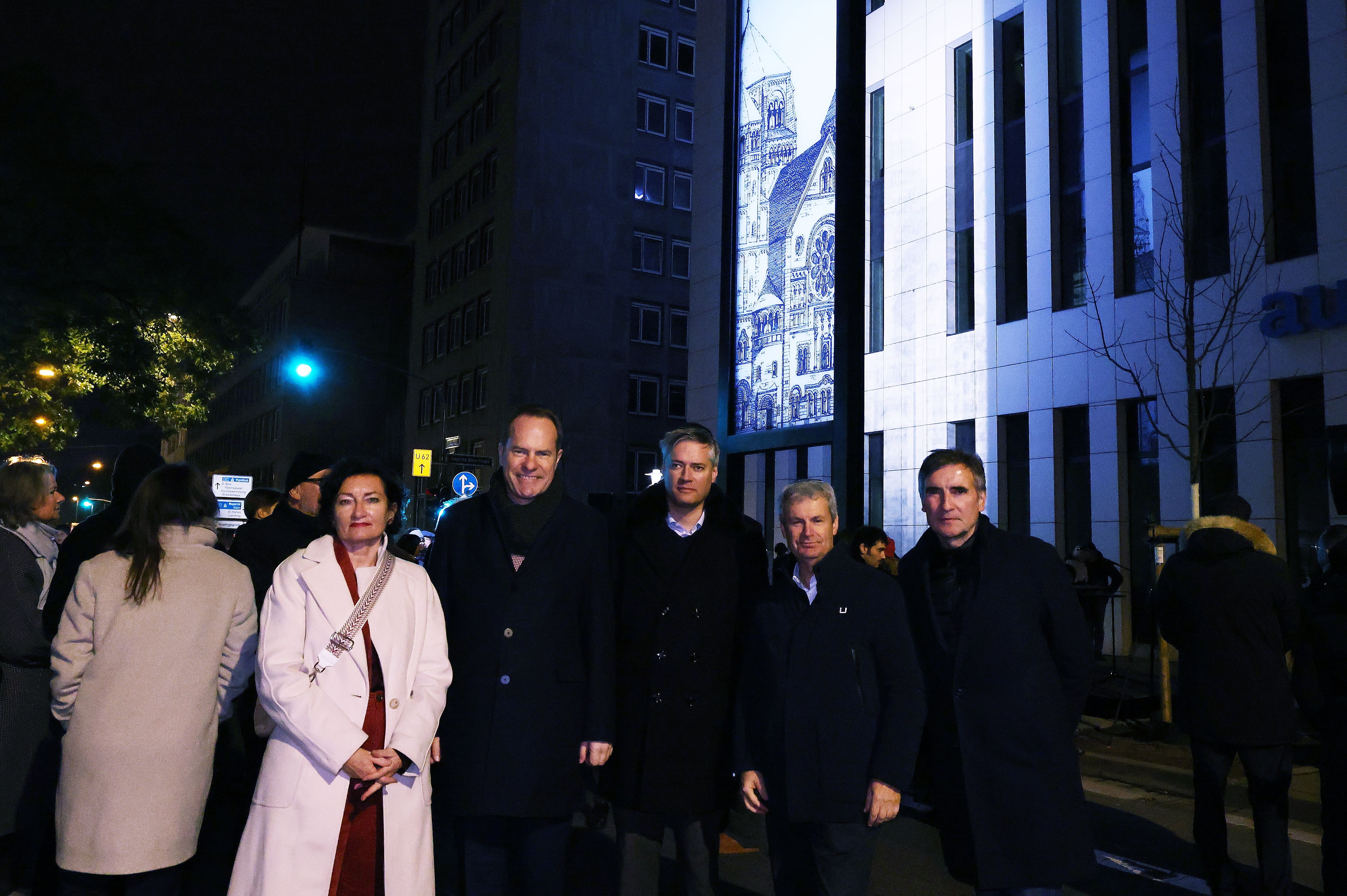 (v.l.) Beigeordnete Miriam Koch, OB Dr. Stephan Keller, Dr. Bastian Fleermann, Leiter der Mahn- und Gedenkstätte, Dr. Oded Horowitz, Vorsitzender der Jüdischen Gemeinde, und Künstler Mischa Kuball beim Einschalten der Lichtinstallation "missing link_" © Landeshauptstadt Düsseldorf/David 