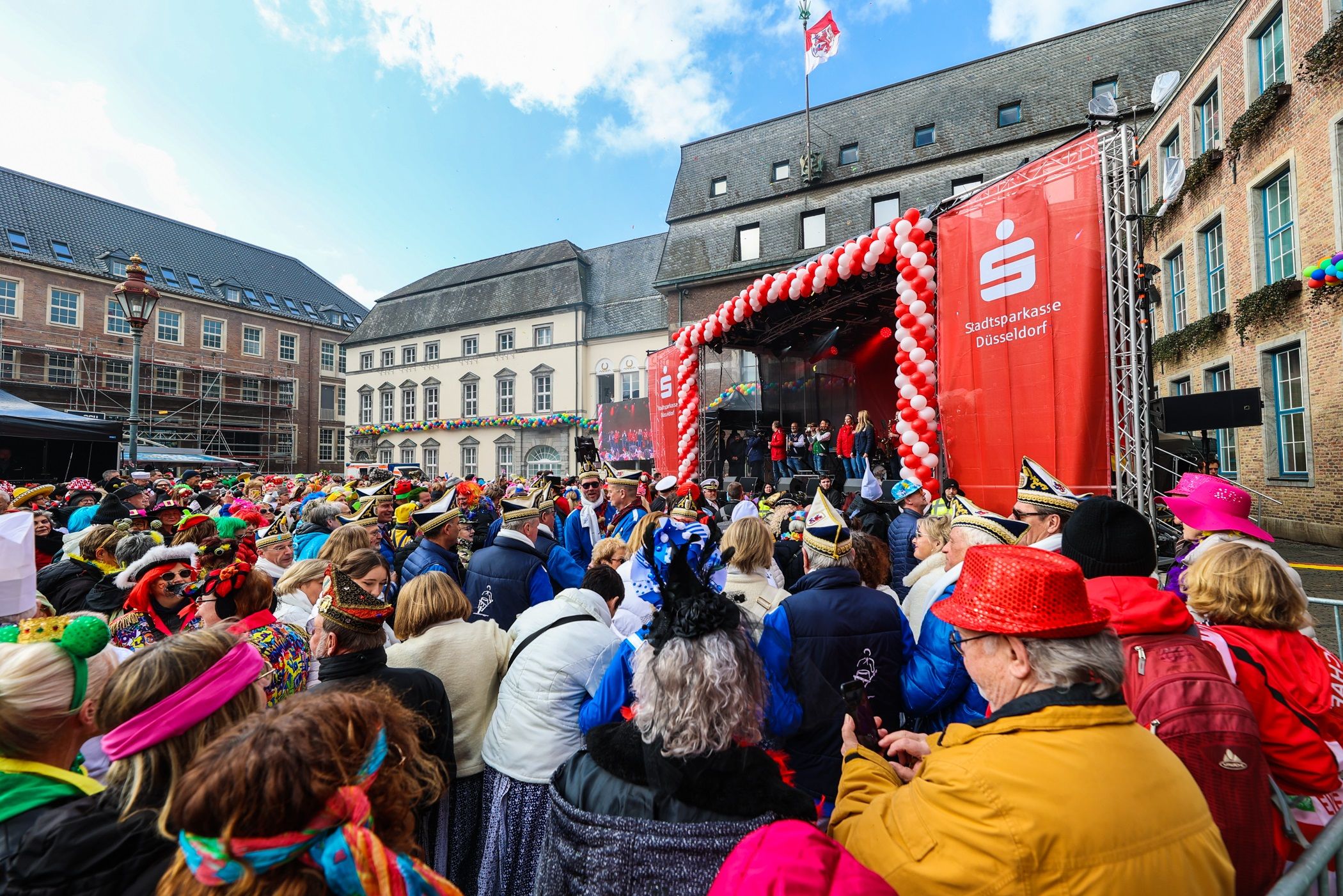 Altweiberfastnacht 2025: Blick auf den vollen Marktplatz mit Bühne vor dem Düsseldorfer Rathaus / Foto: Landeshauptstadt Düsseldorf/Melanie Zanin 