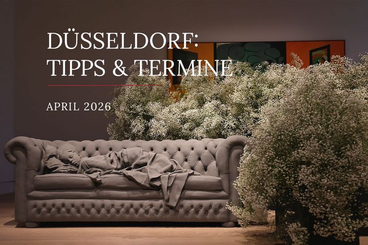 Düsseldorf: Tipps & Termine April 2026 – Palastblühen im Kunstpalast Skulptur eines schlafenden Mädchens auf einem Sofa, umgeben von weißen Schleierkraut-Arrangements im Kunstpalast Düsseldorf – Palastblühen 2025
