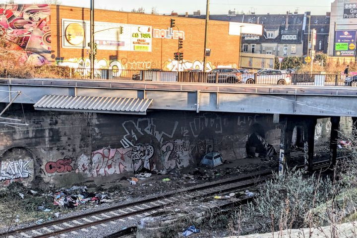 Aufnahme vom Januar 2024 an der Moskauer Straße/ Foto: Alexandra Scholz-Marcovich, NDOZ Aufnahme vom Januar 2024 an der Moskauer Straße: Unter der Brücke haben sich direkt an den Gleisen provisorische Schlafplätze und Müll angesammelt – eine Situation, die seit Langem besteht und für niemanden sicher ist. / Foto: Alexandra Scholz-Marcovich, NDOZ