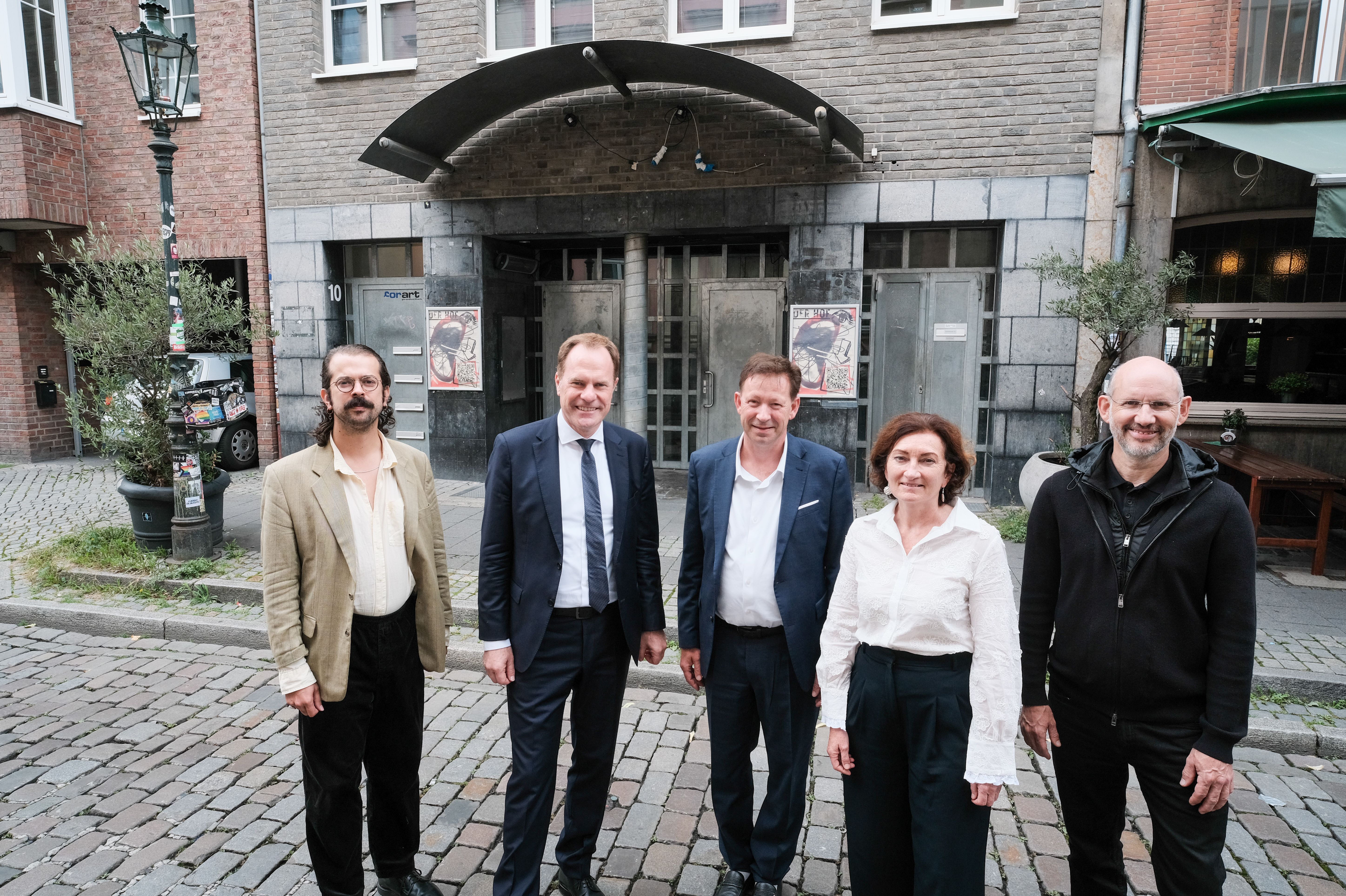 Felix Wursthorn, Vorstand Music Düsseldorf, OB Dr. Stephan Keller, Stadtdirektor Burkhard Hintzsche, Beigeordnete Miriam Koch und D.LIVE-Geschäftsführer Michael Brill (v.l.) entwickeln ein Konzept für den Ratinger Hof © Landeshauptstadt Düsseldorf/Michal Gstettenbauer 