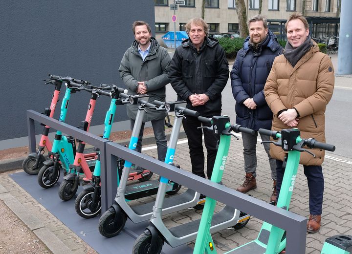 Vorstellung des neuen Haltebügelsystems für E-Scooter: Dr. David Rüdiger, CMD, Mobilitätsdezernent Jochen Kral, Rolf Neumann, CMD und Florian Reeh, Leiter des Amtes für Verkehrsmanagement (v.l.) © Landeshauptstadt Düsseldorf, Wilfried Meyer