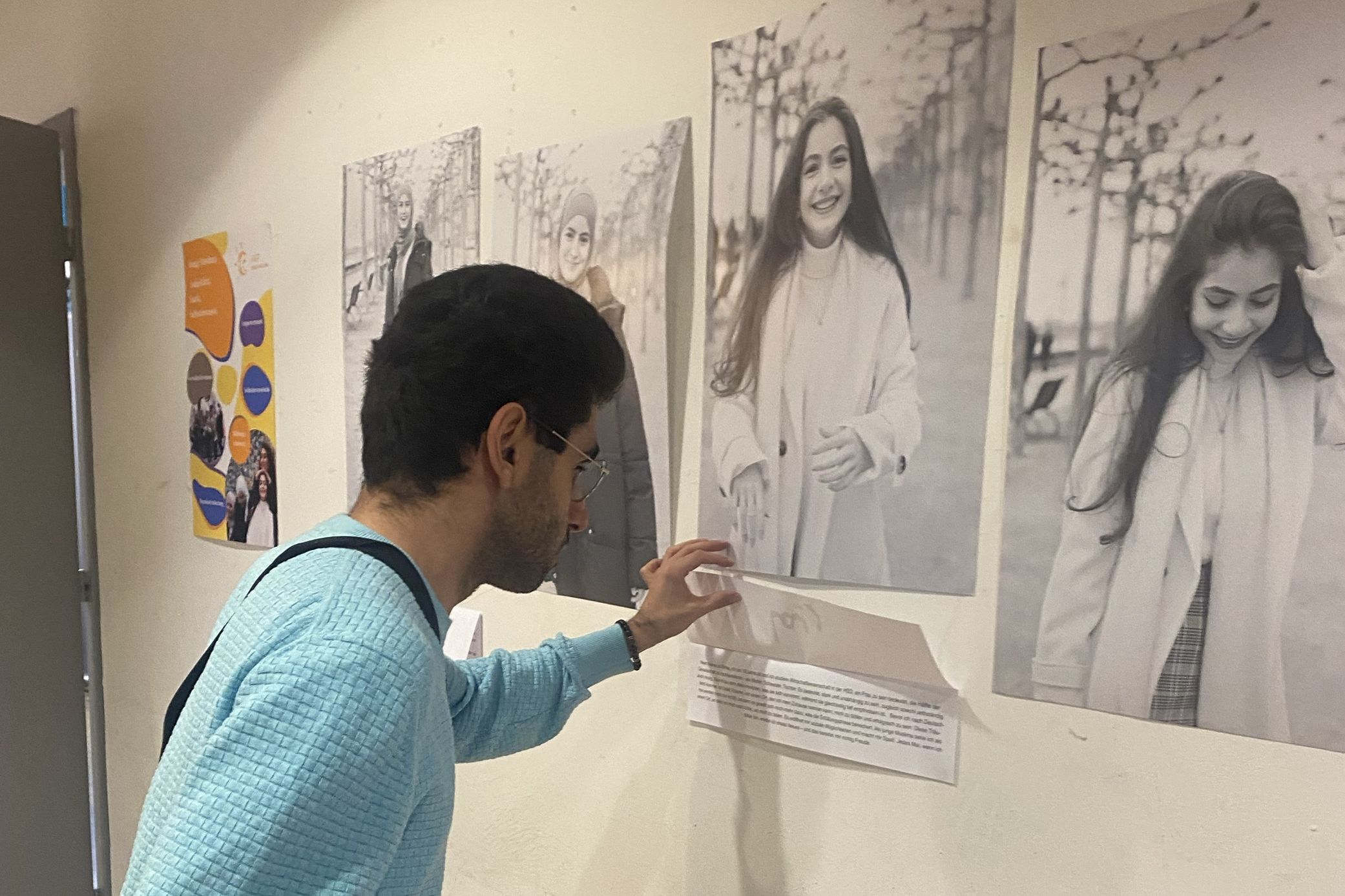 Veranstaltung 'Wir gegen Rassismus': Der Sprecher des Jugendrates, Justin Ischo Golpaschin, bei der Betrachtung der Ausstellung mit Bildern junger Düsseldorferinnen und Düsseldorfer zum Thema Rassismuserfahrungen / Foto: Landeshauptstadt Düsseldorf 