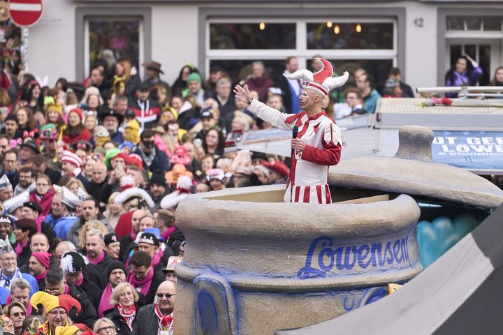 Hoppeditz Tom Bauer hält nach dem Erwachen seine Rede im Senftopf © Landeshauptstadt Düsseldorf/Claus Langer 