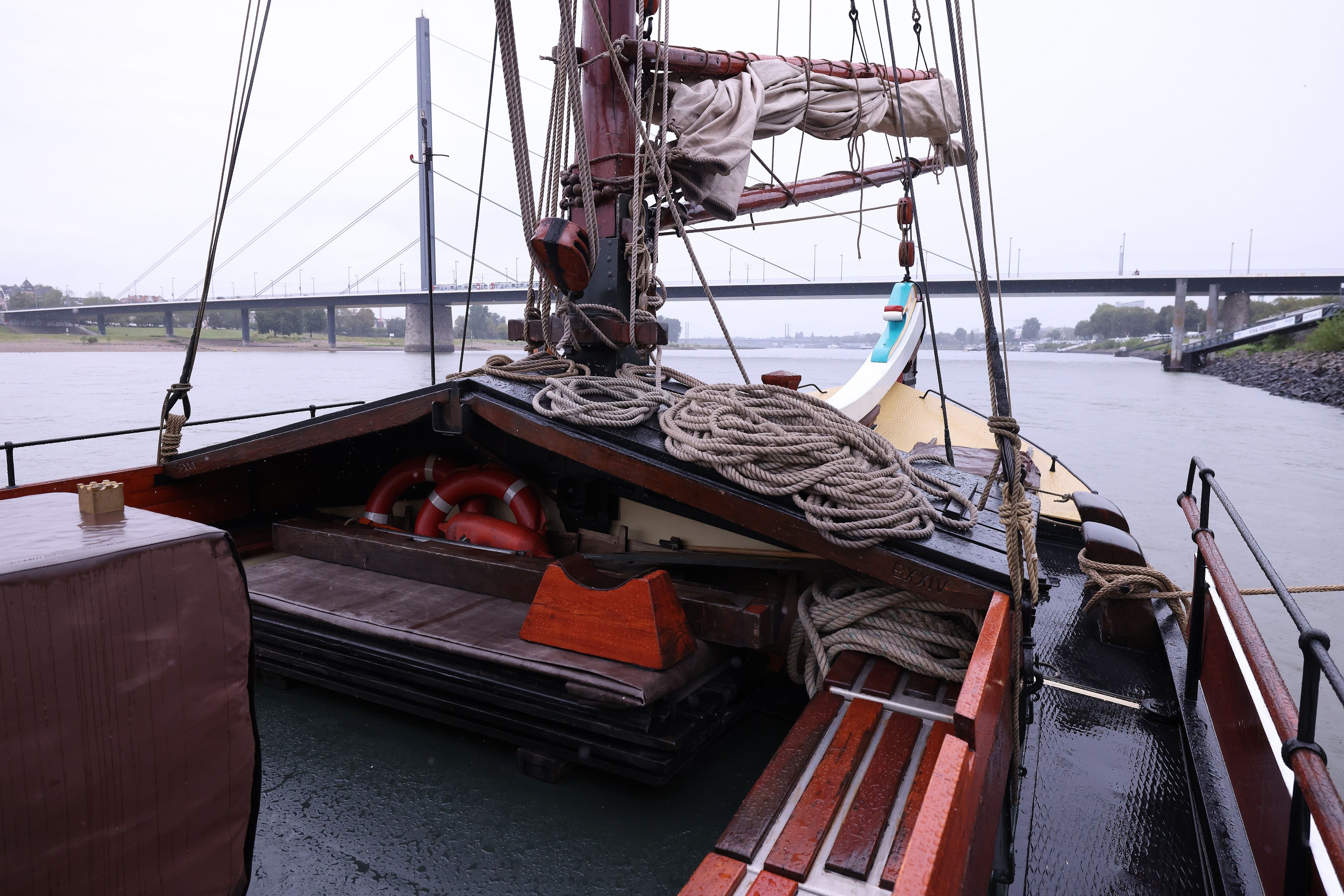 Bürgermeisterin Clara Gerlach: "Das Schiff lässt die Zeit der Frachtseegler lebendig werden. Die Besucherinnen und Besucher können so die Rheinschifffahrt vor 150 Jahren nachempfinden. Zudem repräsentiert 'Helena' die gewachsene Verbindung der Landeshauptstadt und des Niederrheins mit den Niederlanden."