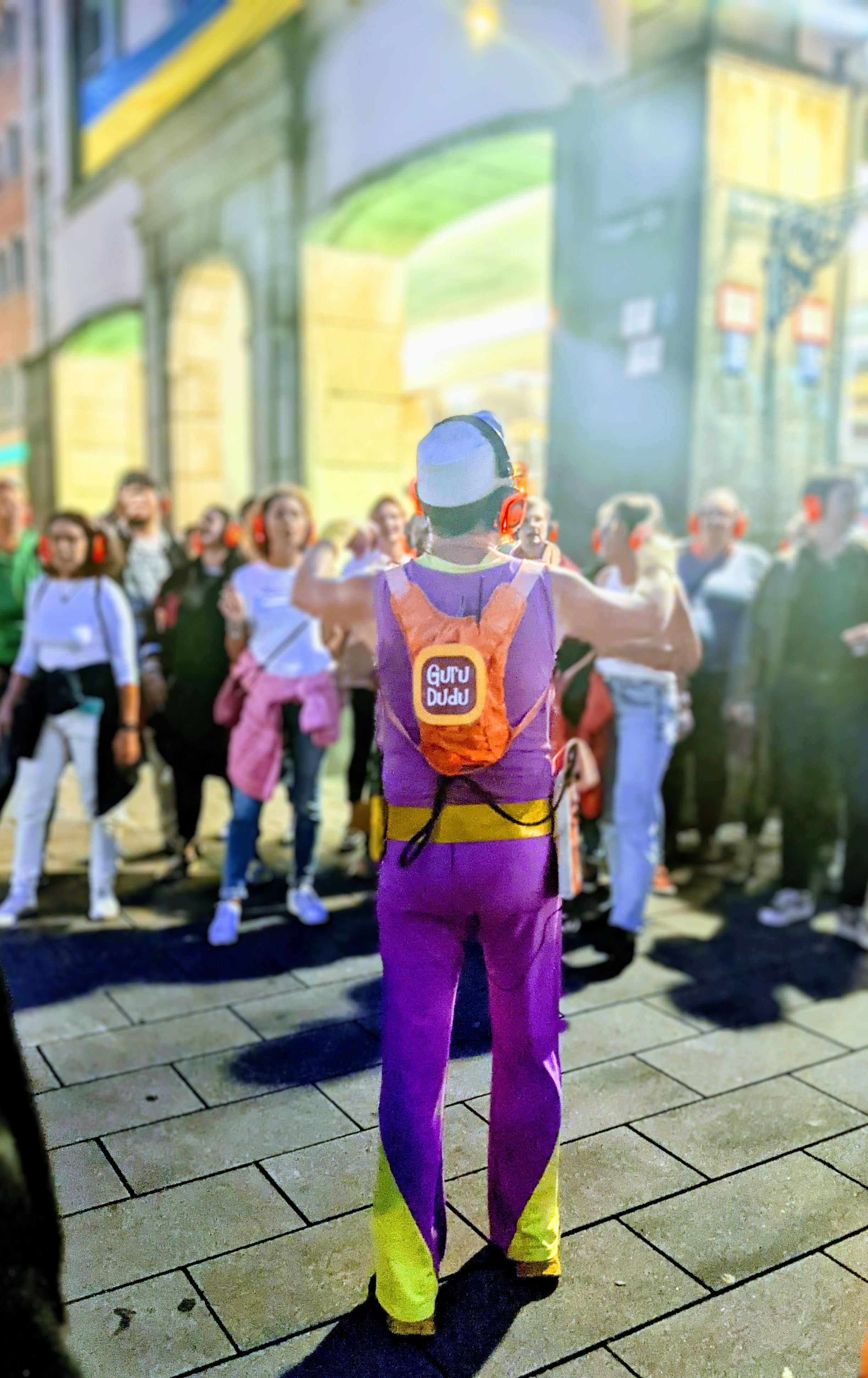 Disco Walking Tour durch die Düsseldorfer Altstadt mit Guru Dudu 2022 / Foto © Alexandra Scholz-Marcovich