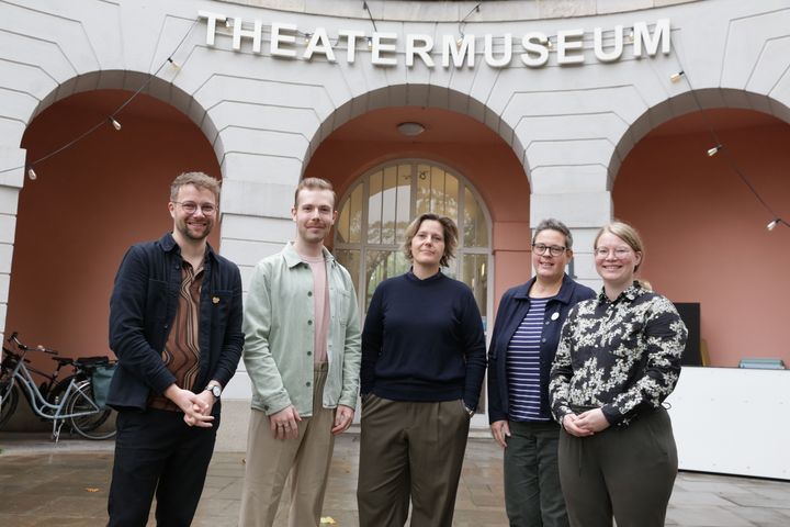 Stellten das Theaterprojekt vor: (v.l.) Dr. Sascha Förster (Theatermuseum), Regisseur Marvin Wittiber, Astrid Hirsch-von Borries (Mahn- und Gedenkstätte) sowie Susanne Kaufmann und Marina Friemelt (Amt füt Gleichstellung und Antidiskriminierung) © Landeshauptstadt Düsseldorf/Ingo Lammert 