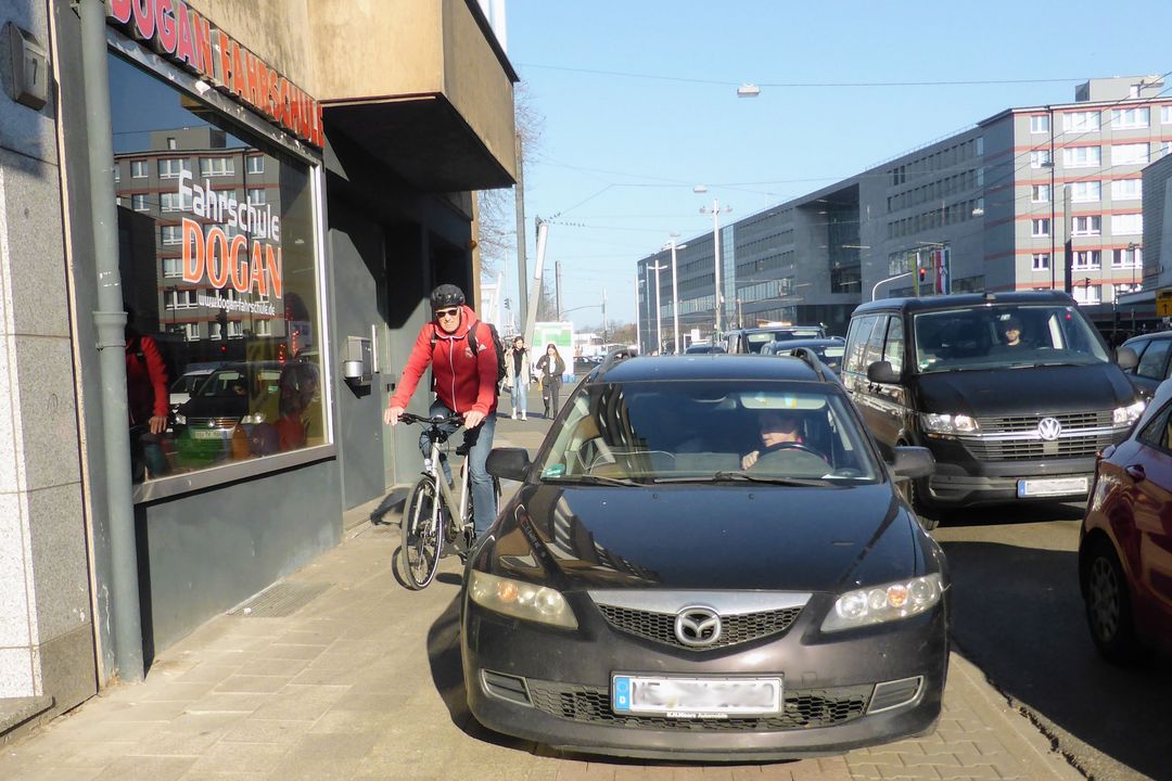 Falschparker auf dem benutzungspflichtigen Radweg entlang der Kruppstraße - Weiterhin schlechtes Klima für Radfahrende in Düsseldorf!? / Foto: ADFC Düsseldorf