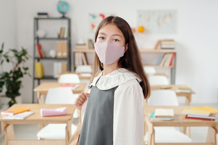 Schulerin in der Schule mit Maske @ pexels, Max Fischer