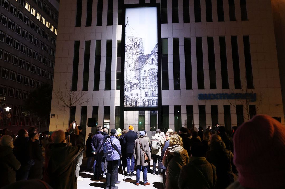 Mit seiner Lichtinstallation "missing link_" erinnert der Düsseldorfer Künstler Mischa Kuball an die Geschichte der Großen Synagoge, die einst an der Kasernenstraße stand und 1938 im Zuge der nationalsozialistischen Pogrome zerstört wurde © Landeshauptstadt Düsseldorf/David Young 