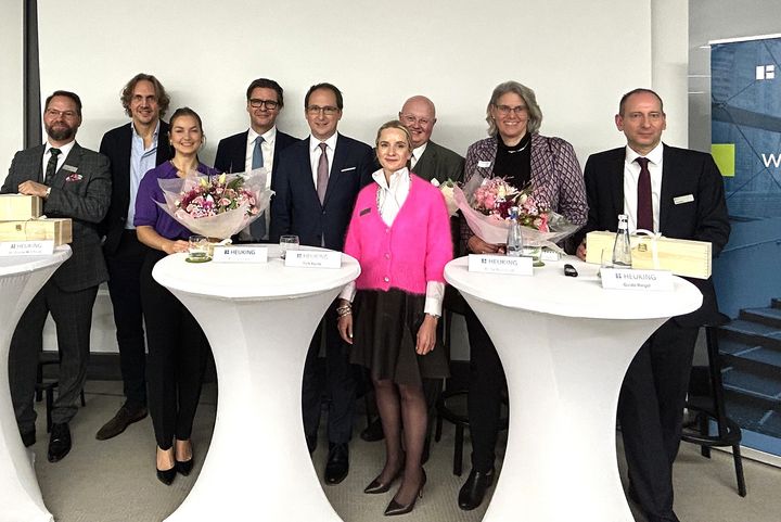 Beim Diskussionsabend der Bethmann Bank und der Kanzlei Heuking in Düsseldorf (von links): Gordon Gifaldi, Thomas Ebenfeld, Sophie Hinkel, Gunter Mühlhaus, Patric Wilhelm, Brit Eilitz, York Asche, Britta Reinhardt und Guido Ringel. / Foto: Bethmann Bank Beim Diskussionsabend der Bethmann Bank und der Kanzlei Heuking in Düsseldorf (von links): Gordon Gifaldi, Thomas Ebenfeld, Sophie Hinkel, Gunter Mühlhaus, Patric Wilhelm, Brit Eilitz, York Asche, Britta Reinhardt und Guido Ringel. / Foto: Bethmann Bank