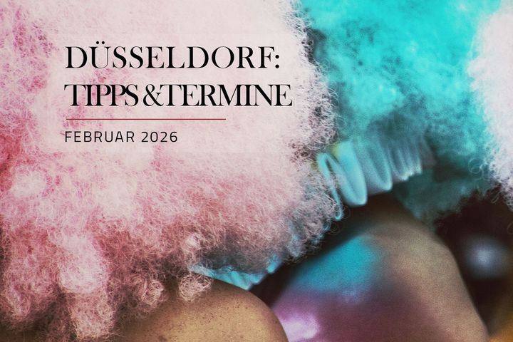 Düsseldorf Tipps & Termine Februar 2026 – Karneval Karneval in Düsseldorf: Detailaufnahme von kostümierten Jecken mit bunten Perücken (Februar 2026).