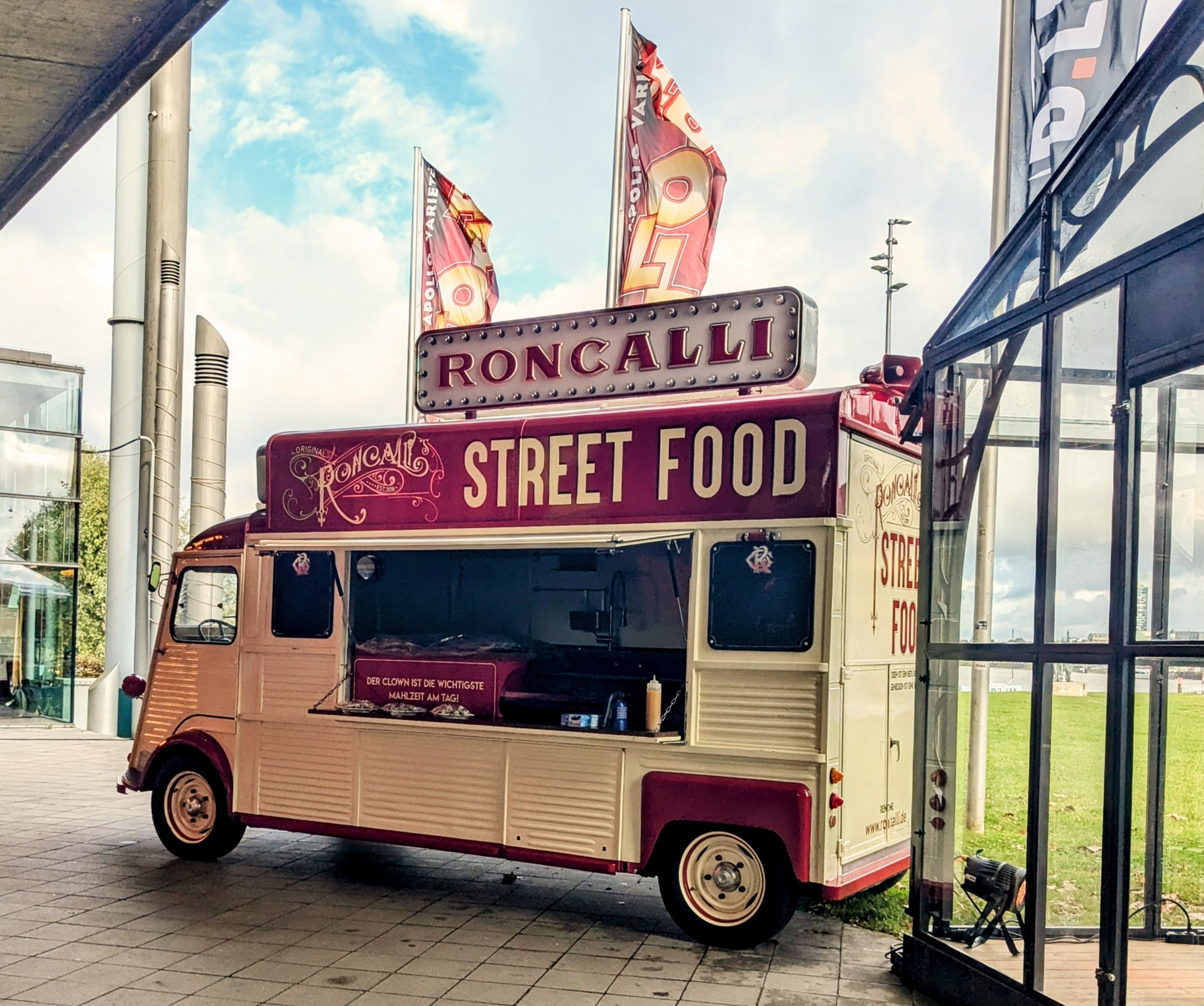 Historische Food Trucks und nostalgische Verkaufswagen aus der Privatsammlung von Zirkusdirektor Berhard Paul verwandeln die Weihnachtspromenade zu einem besonderen Ort für Freunde von Ästhetik und Genuss. / Foto: Alexandra Scholz-Marcovich, NDOZ