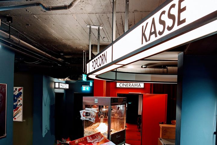 Metropol-Kino in Düsseldorf Blick in den Eingangsbereich des Metropol-Kinos in Düsseldorf mit Kasse, Popcornstand und dem Saalzugang Cinerama