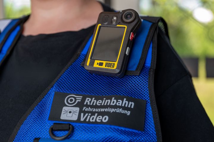 Mit 20 Bodycams will die Rheinbahn über eine Testphase von zwölf Monaten umfassende Erfahrungen mit dem Tragen von Körperkameras sammeln./ Foto: Rheinbahn