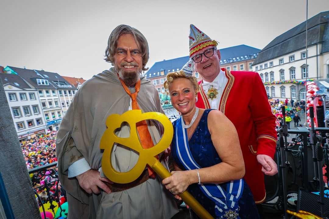 Altweiberfastnacht 2025: Oberbürgermeister Dr. Stephan Keller mit Venetia Evelyn und CC-Präsident Lothar Hörning (v.l.) nach der Schlüsselübergabe auf dem Rathausbalkon / Foto:  Landeshauptstadt Düsseldorf/Melanie Zanin 