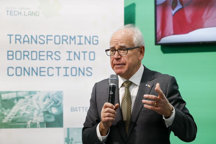 Tim Walz, Gouverneur des US-Bundesstaates Minnesota (und Vize-Präsidentschaftskanditat 2024) hat am 19. November die MEDICA 2025 in Düsseldorf besucht, was die internationale Strahlkraft der Veranstaltung auch in den Vereinigten Staaten unterstreicht. / Foto: Messe Düsseldorf / Tillmann