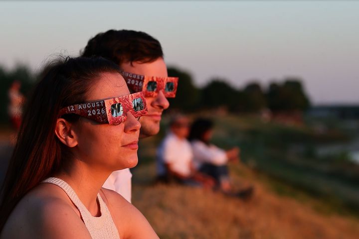 Sonnenfinsternis in Düsseldorf: Ein Paar blickt zur Sonne Ein Paar beobachtet die Sonnenfinsternis mit speziellen Schutzbrillen am Düsseldorfer Rheinufer.