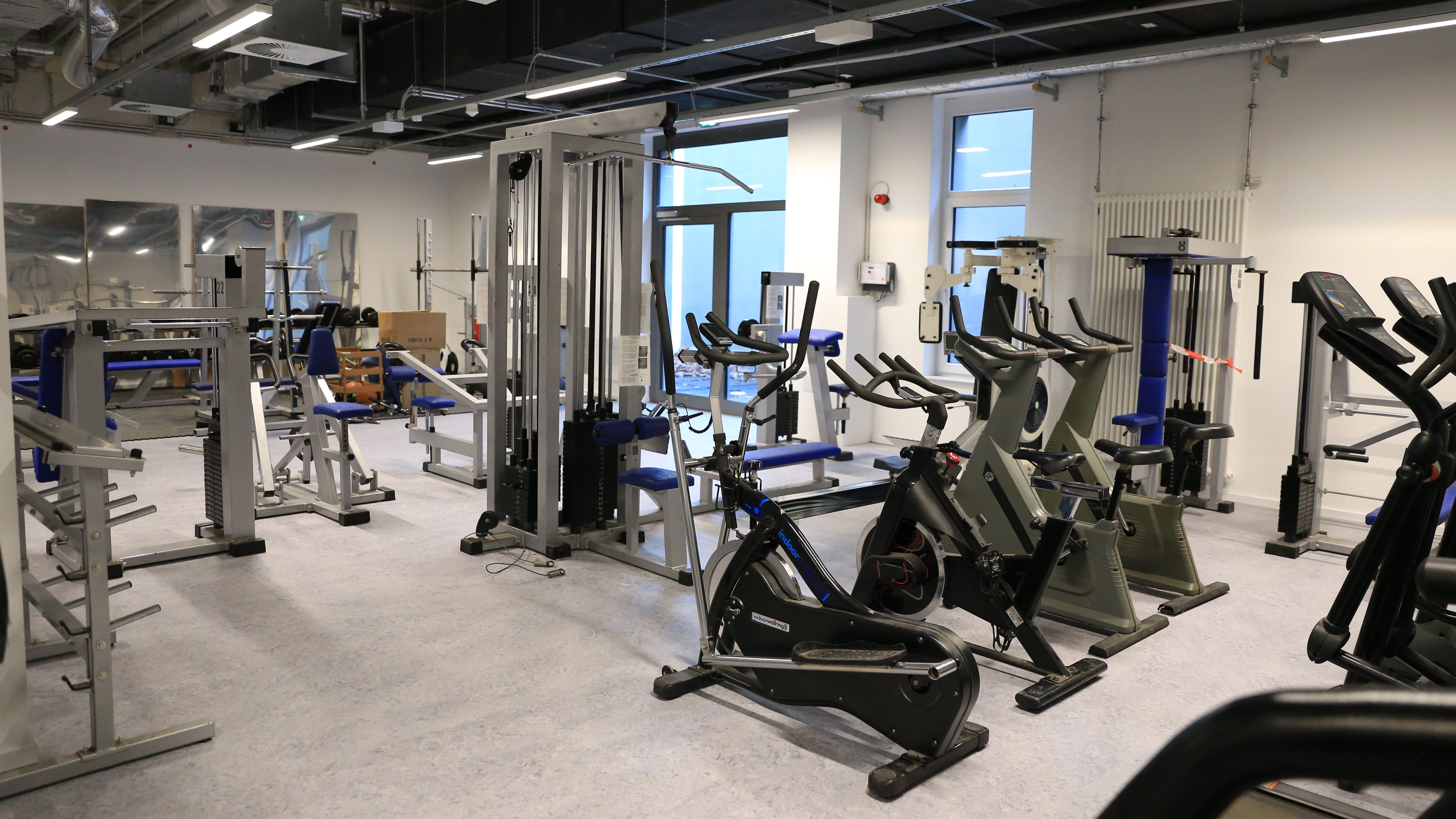 Die Zweifach-Sporthalle und das schuleigene Sportstudio "Thomy’s Gym" sind neben den erforderlichen Technikräumen im Untergeschoss angesiedelt / Foto: Landeshauptstadt Düsseldorf/Ingo Lammert 