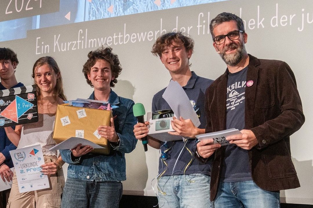 Regisseur Victor Scholz beim Kurzfilmwettbewerb DrehMOMENTE NRW 2024 mit v.l.: Fina Speier, Schauspielerin (Natasha), Miguel Klein, Schauspieler (Schamane), Victor Scholz, Regisseur und Filmexperte Tom Westerholt (Moderator) / Foto © Stefan Flach