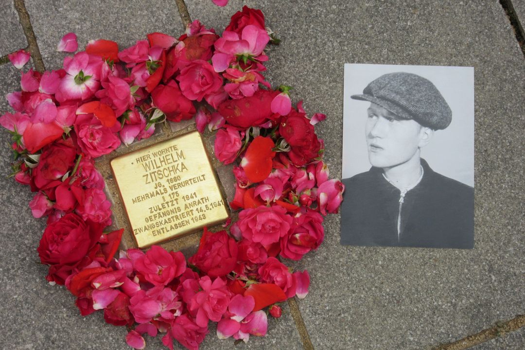 Stolperstein Zitschka mit Rosen und Foto von Alfred Ledermann / Foto (C) J.Wenke, Bochum