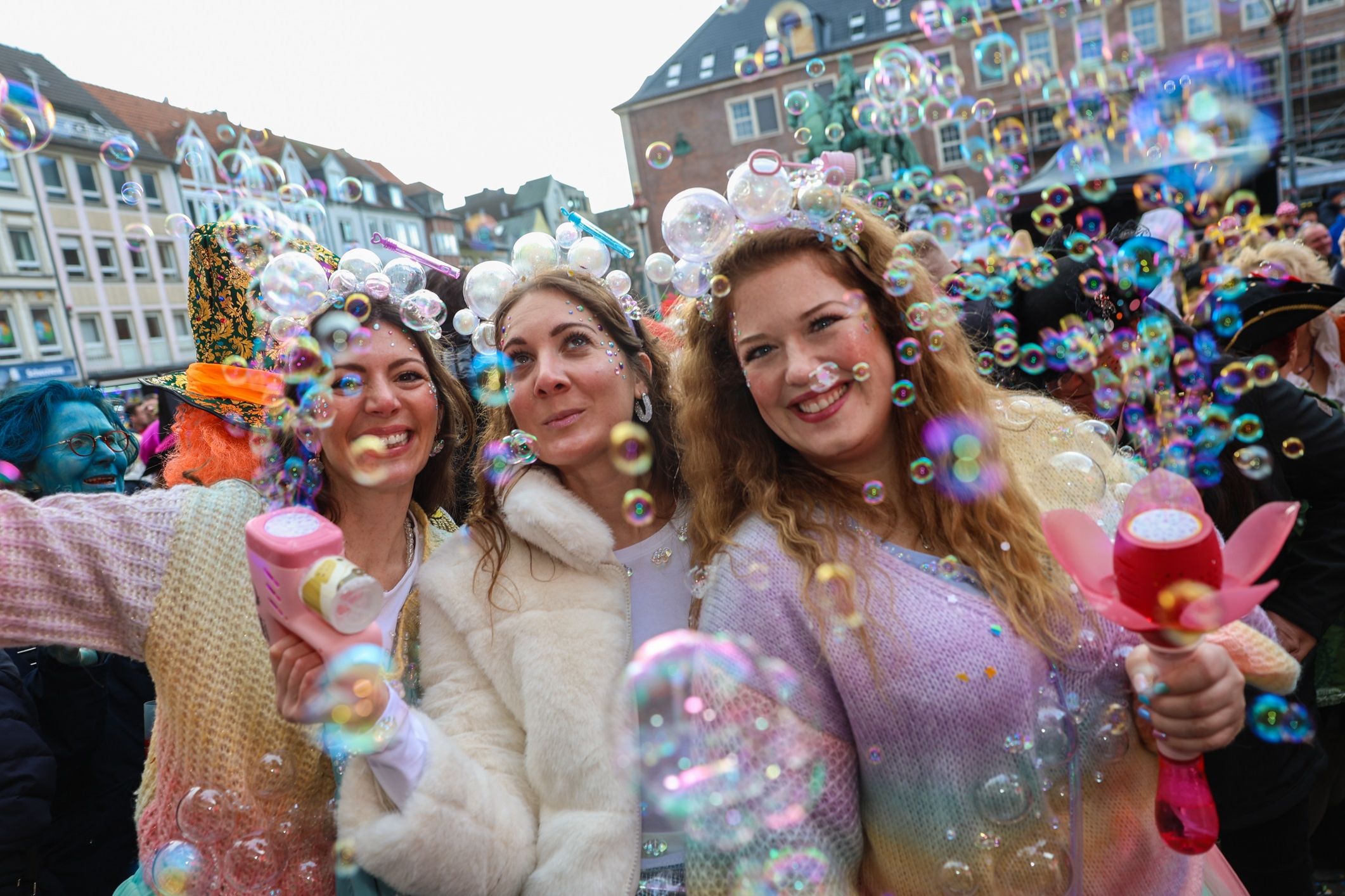 Gute Stimmung auch auf dem Marktplatz vor dem Rathaus: hier ein Trio in phantasievoller Kostümierung / Foto: Landeshauptstadt Düsseldorf/Melanie Zanin 