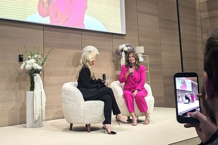 Dr. Sheila de Liz und Jennifer Knäble beim Keynote-Gespräch auf der Art of Beauty & Health 2026 Dr. Sheila de Liz im pinken Hosenanzug und Moderatorin Jennifer Knäble auf der Bühne der Art of Beauty & Health, Messe Düsseldorf, März 2026 / Foto: Alexandra Scholz-Marcovich, NDOZ