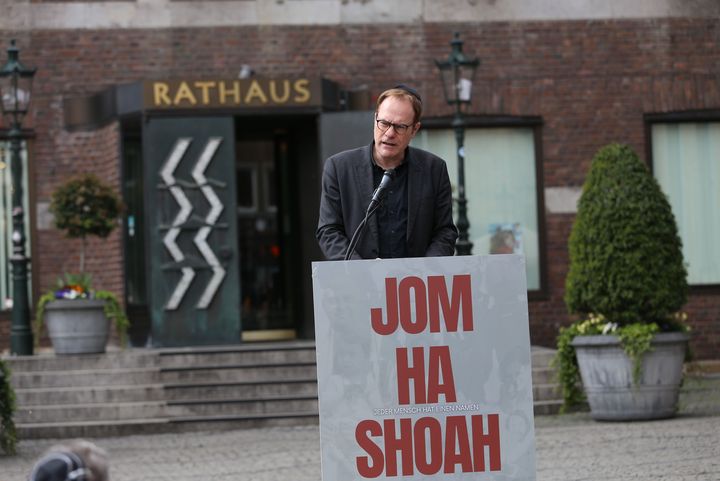 Oberbürgermeister Dr. Stephan Keller spricht am Podium mit der Aufschrift „Jom Ha Shoah" vor dem Düsseldorfer Rathaus. Oberbürgermeister Dr. Stephan Keller spricht am Podium mit der Aufschrift „Jom Ha Shoah" vor dem Düsseldorfer Rathaus.