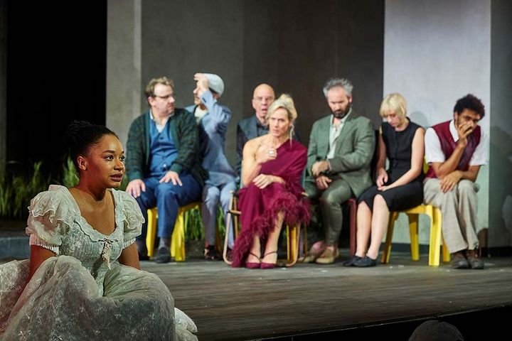 Die Möwe – Sera Ahamefule und Ensemble Sera Ahamefule als Nina Michailowna Saretschnaja im Vordergrund, dahinter das Ensemble von Anton Tschechows „Die Möwe“ am Düsseldorfer Schauspielhaus.