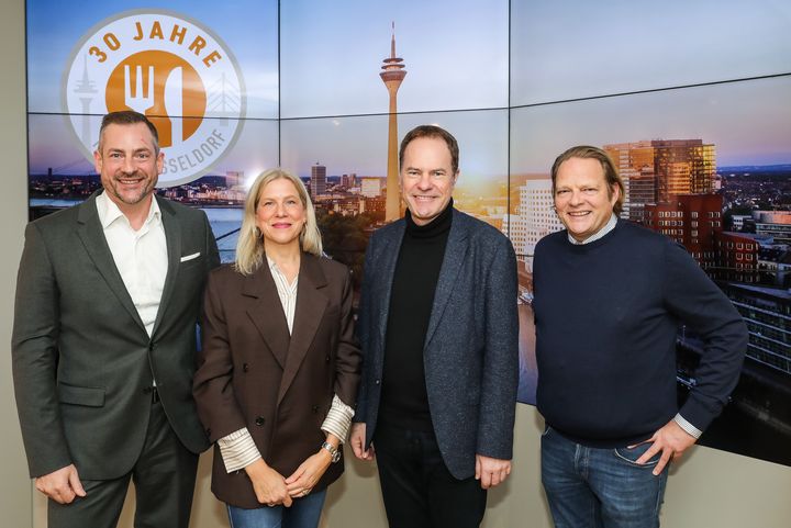 v.l.n.r.: Dr. Steffen Greubel (CEO Metro), Eva Fischer (Vorsitzende Tafel Düsseldorf), Dr. Stephan Keller (OB Düsseldorf) und Björn Freitag (Fernsehkoch). / Foto: Hans-Jürgen Bauer