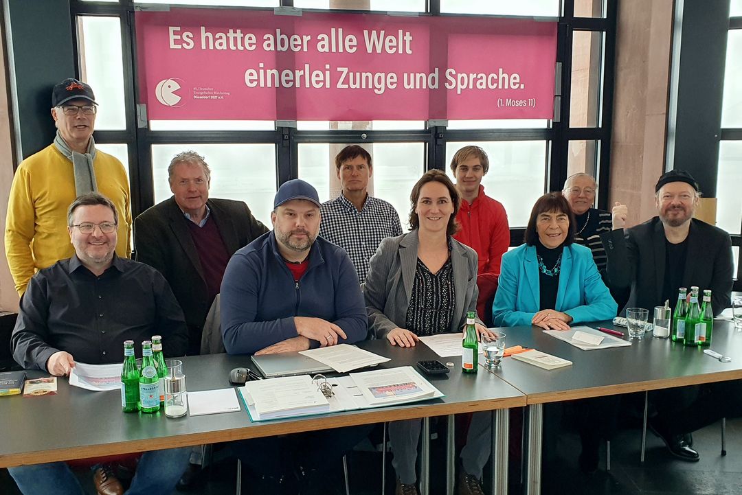 v.l.n.r.: Mario Ickert, David Farago, Ricarda Hinz, Ingrid Matthäus-Maier, Michael Schmidt-Salomon (im Hintergrund weitere Vereinsmitglieder) Foto: Düsseldorfer Aufklärungsdienst e.V.