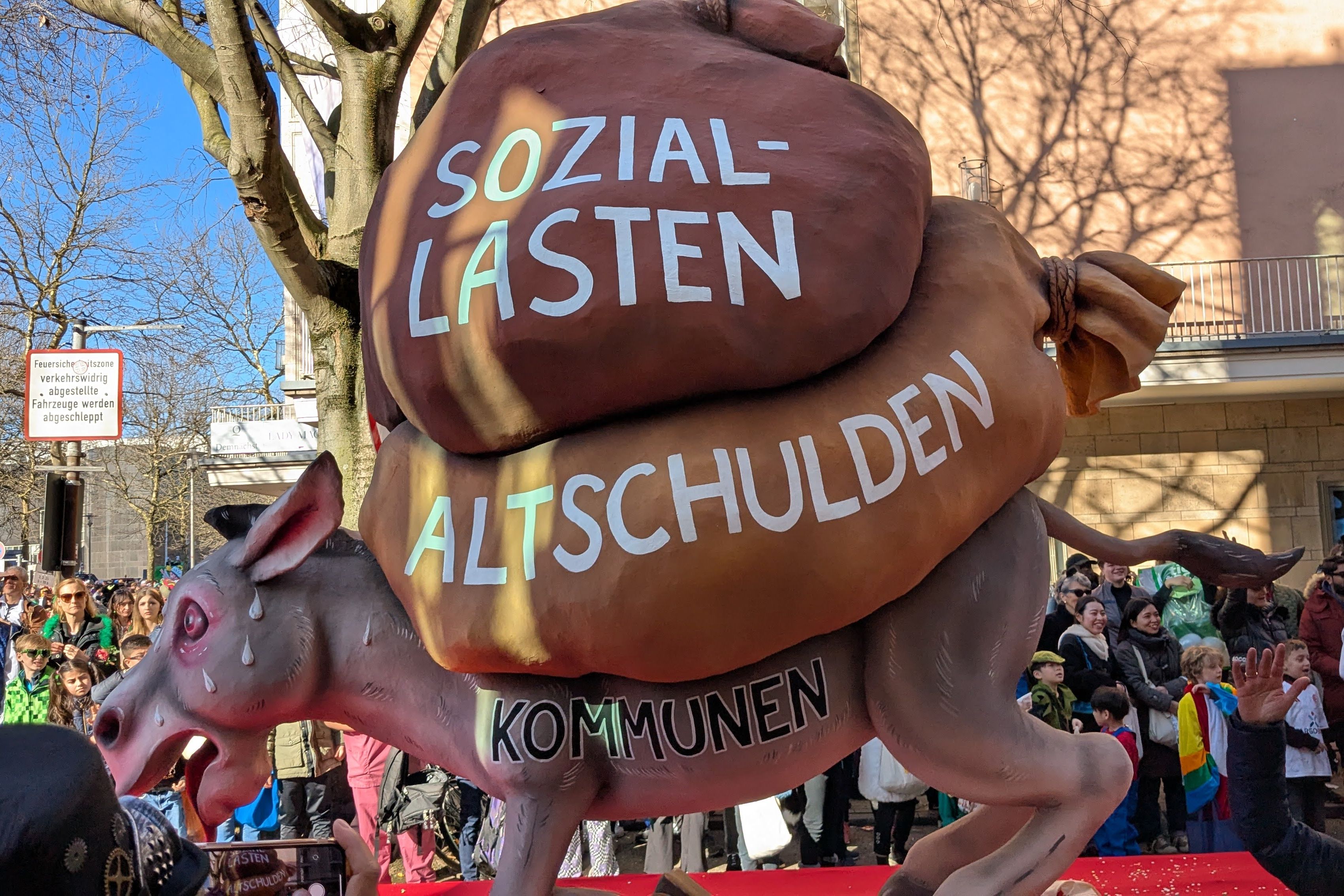 Mottowagen im Rosenmontagszug 2025 / Foto: Victor Scholz, NDOZ