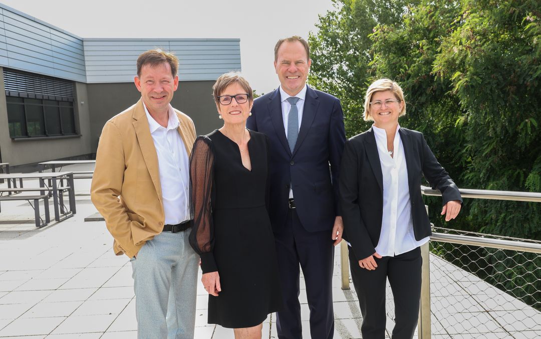 (v.l.) Stadtdirektor Burkhard Hintzsche, Claudia Diederich, Oberbürgermeister Dr. Stephan Keller, Melanie Spengler beim Empfang zum Abschied von Claudia Diederich als Geschäftsführerin der ZWD im Rheinblick 741 / Foto (c) Melanie Zanin