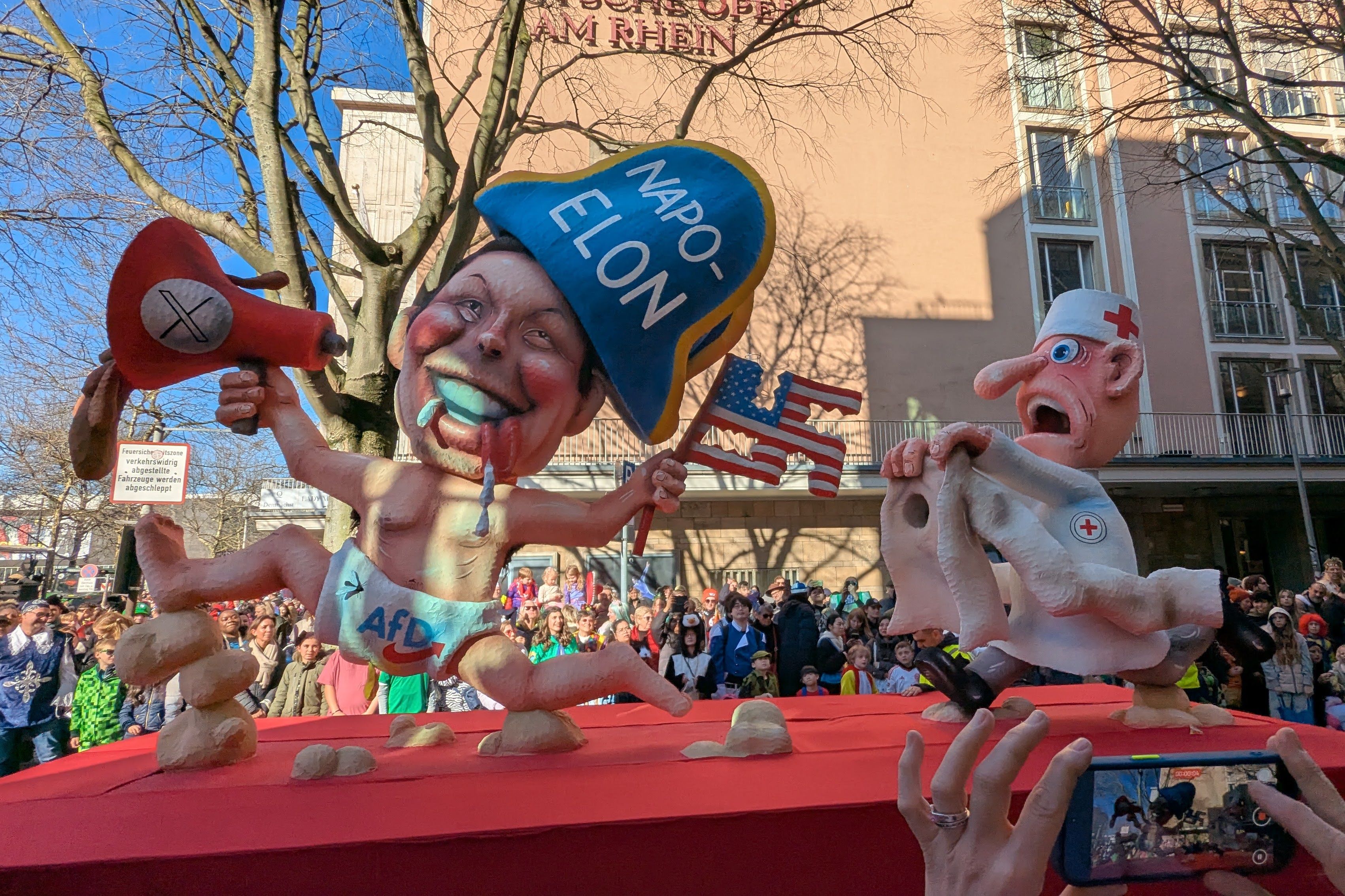 Mottowagen im Rosenmontagszug 2025 / Foto: Victor Scholz, NDOZ