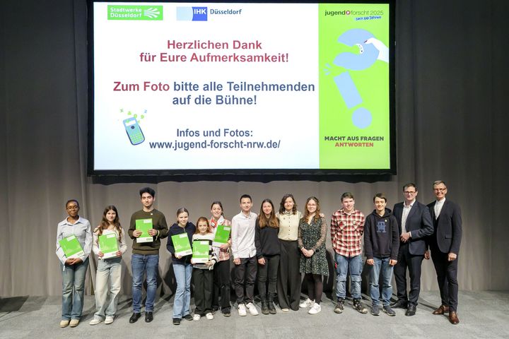 Siegerinnen und Sieger des jeweils ersten Preises mit Bürgermeister Josef Hinkel und mit dem Vorstandsvorsitzenden der Stadtwerke Düsseldorf, Julien Mounier. / Foto: Ulrik Eichentopf 