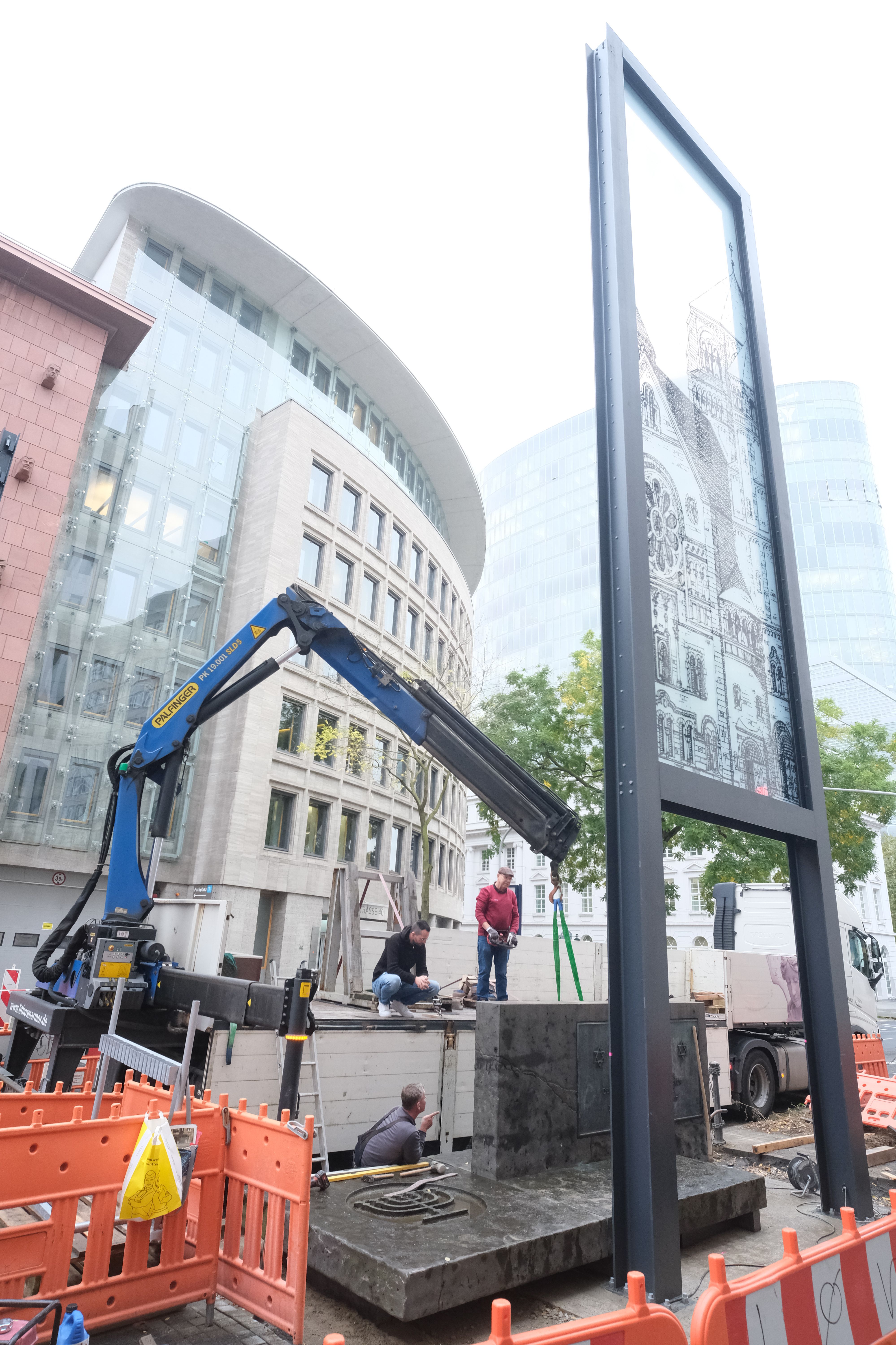 Der Gedenkstein an der Kasernenstraße/Ecke Siegfried-Klein-Straße, der an die Düsseldorfer Synagoge erinnert, wurde nun wieder an seinem Standort aufgestellt © Landeshauptstadt Düsseldorf/Michael Gstettenbauer 