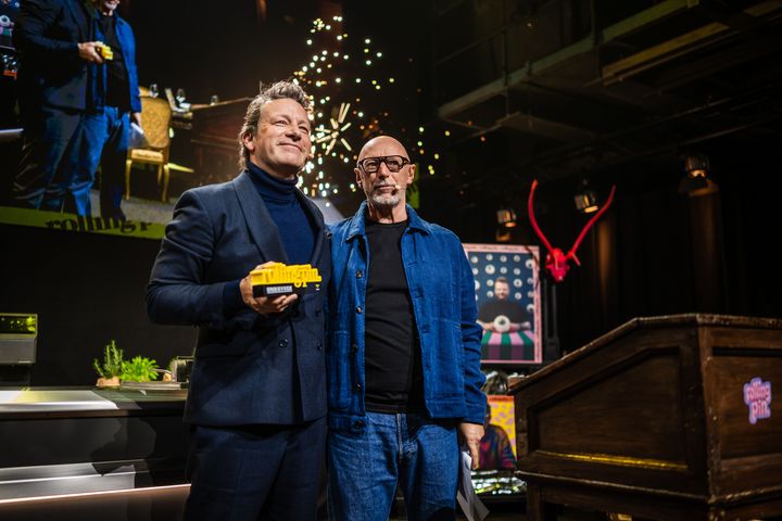 Jamie Oliver, hier mit Rolling-Pin-CEO Jürgen Pichler, wurde auf der Rolling Pin Convention 2026 als „Inspirational Chef of the Decade“ ausgezeichnet. Jamie Oliver steht neben Rolling-Pin-CEO Jürgen Pichler auf der Bühne der Rolling Pin Convention 2026 in Düsseldorf.