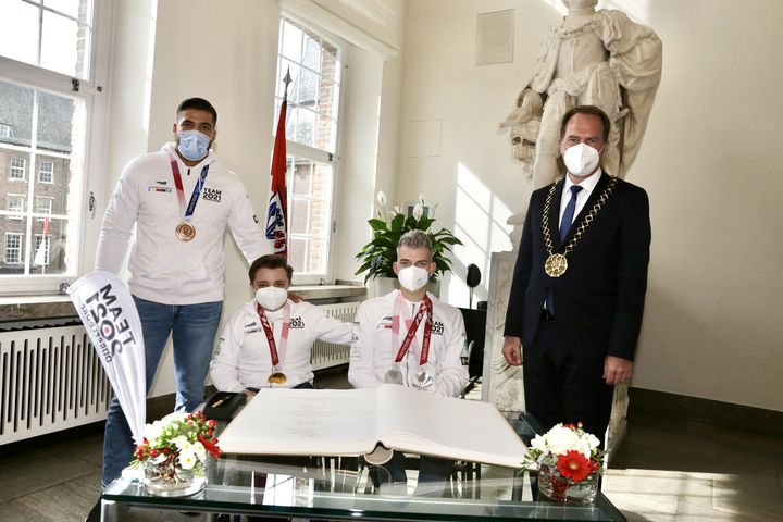 Eintrag der Medaillengewinner in das Goldene Buch der Landeshauptstadt (v.l.): Judoka Johannes Frey und die beiden Tischtennisspieler Valentin Baus und Thomas Schmidberger mit OB Dr. Stephan Keller