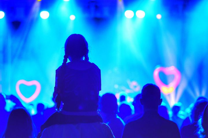 Publikum mit Herz; auf der Bühne: paulin̄ko – New Fall Festival 2025, Rheinterrasse. / Foto: Klaus von Jackelmann Publikum mit Herz; auf der Bühne: paulin̄ko – New Fall Festival 2025, Rheinterrasse. / Foto: Klaus von Jackelmann